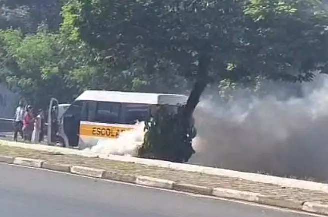 Van escolar pega fogo na tarde desta quarta-feira (14) em Valinhos